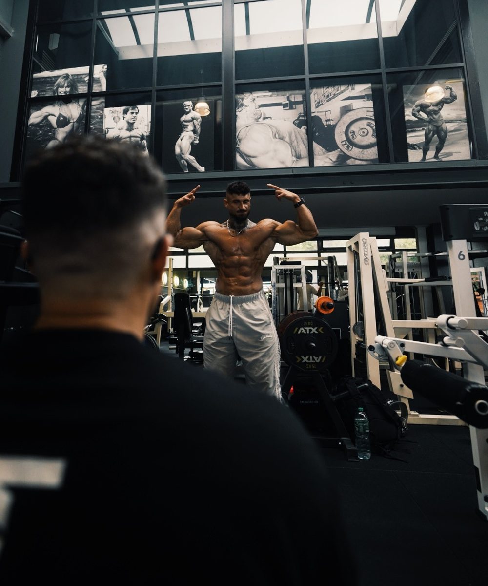 Posing-Coaching · Front Double Biceps im Gym